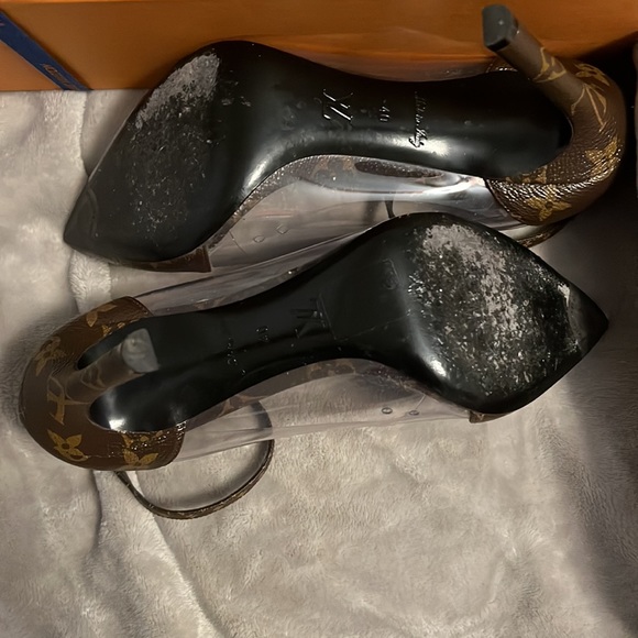 Beautiful, authentic LV heels. Euro size 40. Purchased 02/2020. Worn 4 times. - Picture 4 of 6